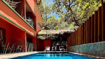 Dúplex familiar, bañera de hidromasaje | Piscina | Una piscina al aire libre
