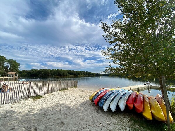 Chaises longues, serviettes de plage