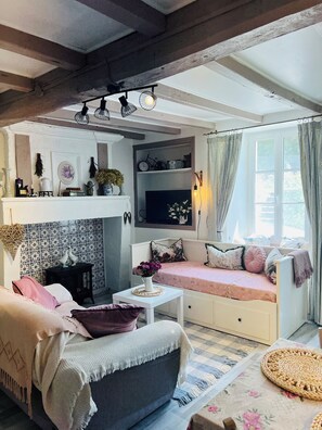 1 chambre, bureau, fer et planche à repasser, lit parapluie