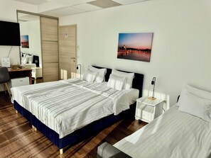 Triple Room, Balcony | Desk, laptop workspace, free WiFi, bed sheets - Rooftop City Residence (Budapest)