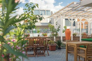 Outdoor dining - Rooftop City Residence (Budapest)