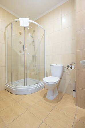 Habitación estándar | Baño | Regadera, secadora de cabello, pantuflas, toallas 