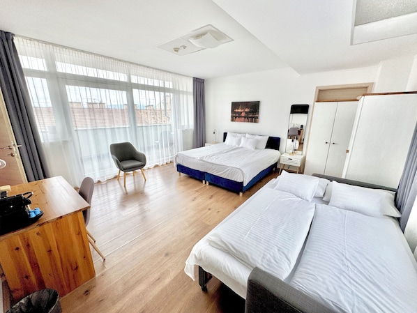 Family Room | Desk, laptop workspace, free WiFi, bed sheets - Rooftop City Residence (Budapest)