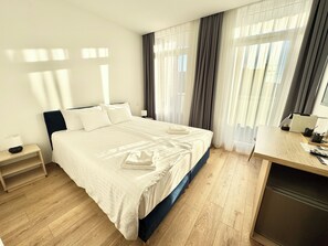 Bureau, espace de travail pour ordinateur portable, Wi-Fi gratuit