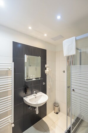 Habitación tradicional | Baño | Regadera, secadora de cabello, pantuflas, toallas 