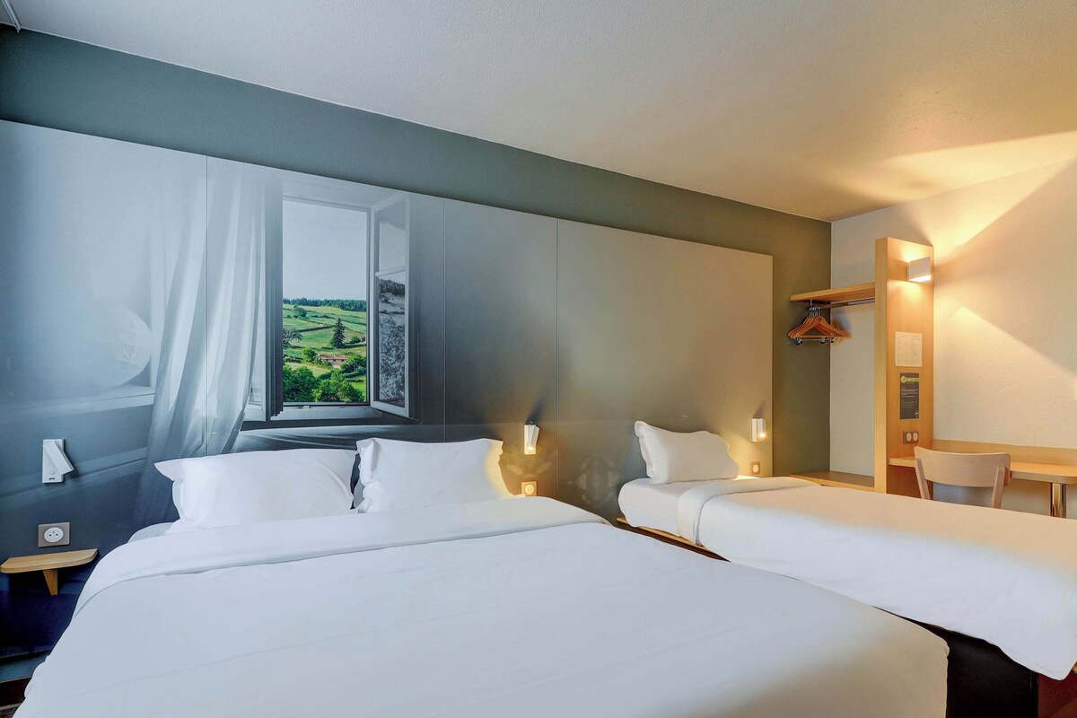 Desk, free WiFi, individually furnished, bed sheets