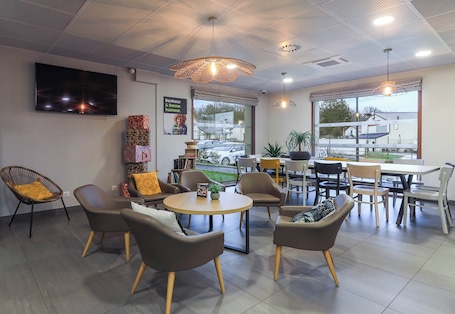 Lobby sitting area. B&B HOTEL Le Creusot Montchanin