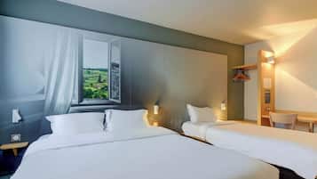 Klassieke driepersoonskamer | Individueel gemeubileerd, een bureau, gratis wifi, beddengoed