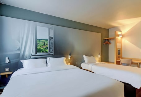 Habitación triple clásica | Mobiliario individual, escritorio, wifi gratis y ropa de cama. B&B HOTEL Le Creusot Montchanin