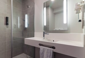 Regadera, toallas, jabón, shampoo 