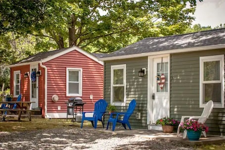Outdoor dining. Cabin in the heart of the Hudson Valley, Cabin 4