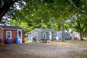 Outdoor dining - Cabin in the heart of the Hudson Valley, Cabin 4 (Newburgh)