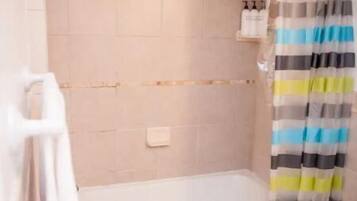 Haartrockner, Handtücher, Seife, Shampoo