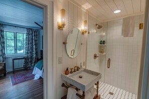 Dusche, kostenlose Toilettenartikel, Haartrockner, Handtücher