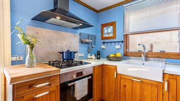 Réfrigérateur, micro-ondes, four, cafetiÚre/bouilloire