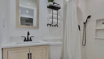 Towels, shampoo, toilet paper