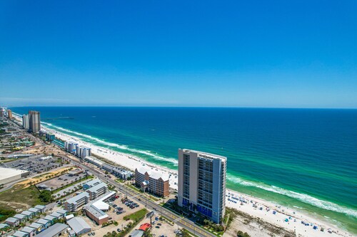 Luxury oceanfront/beachfront 3 bedroom/3 bath (sleeps 8) condo!