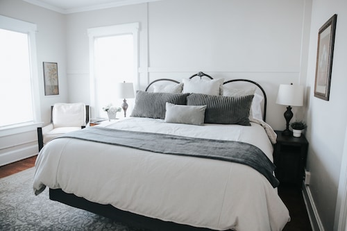 Beautiful remodeled historic Drake Univ home minutes from downtown and all metro