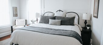 Beautiful remodeled historic Drake Univ home minutes from downtown and all metro