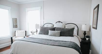 Beautiful remodeled historic Drake Univ home minutes from downtown and all metro