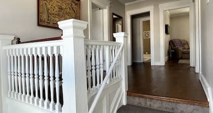 Beautiful remodeled historic Drake Univ home minutes from downtown and all metro