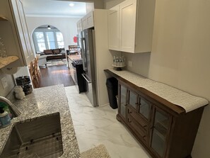 Réfrigérateur, four à micro-ondes, un four, surface de cuisson