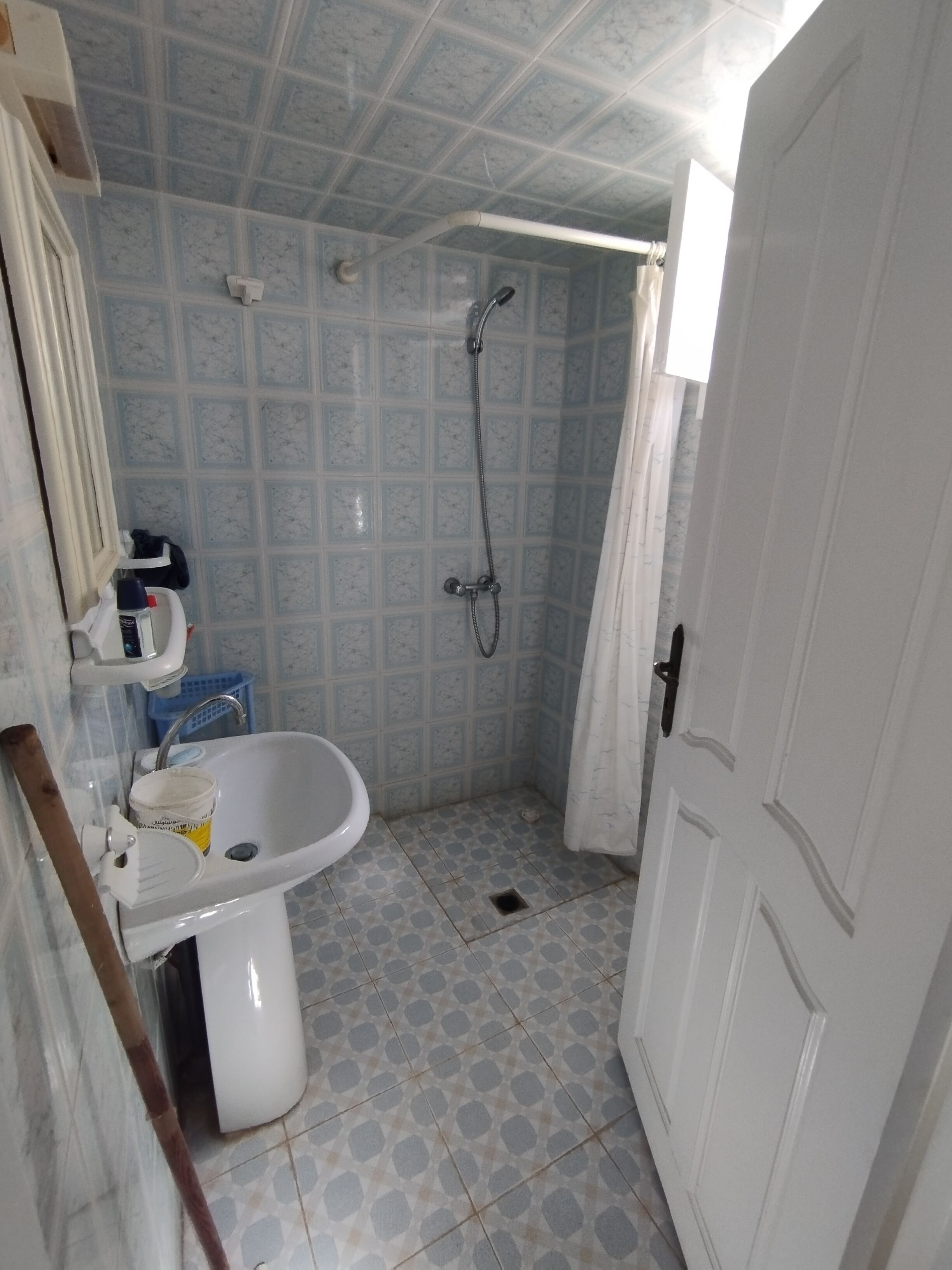 Serviettes fournies, savon, shampoing, papier toilette