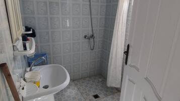 Serviettes fournies, savon, shampoing, papier toilette