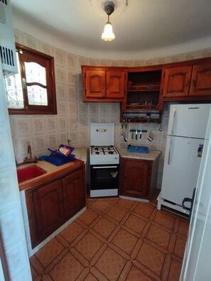 Een koelkast, een magnetron, een oven, een waterkoker