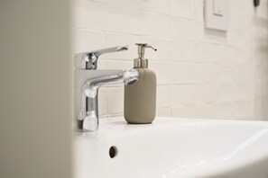 Doccia, asciugacapelli, bidet