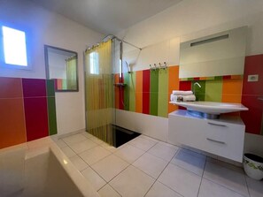 Baignoire, séchoir à cheveux, serviettes fournies