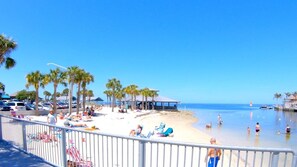 In Strandnähe, Liegestühle, Strandtücher