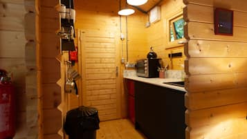 Een koelkast, een oven, een kookplaat, een koffiezetapparaat/waterkoker