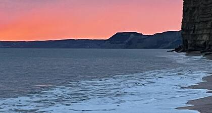 Cosy Cabin in stunning Thomas Hardy countryside 5 miles from the Jurassic Coast.