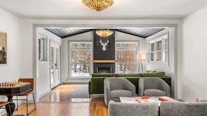 Interior - Artist Bluff — Signature King Suite with Living Room & Fireplace (Lincoln)