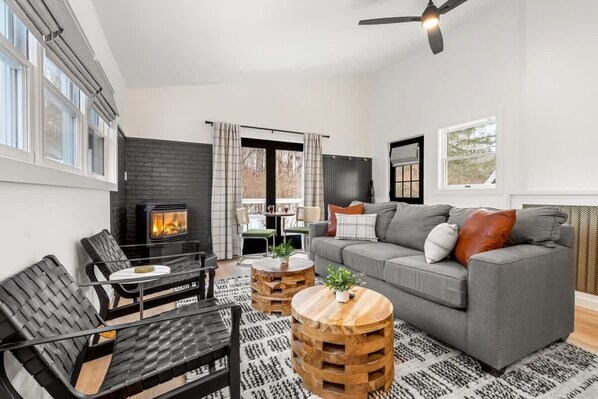 Een televisie, een open haard en een kantoor