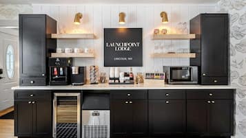 Réfrigérateur, micro-ondes, cafetiÚre/bouilloire