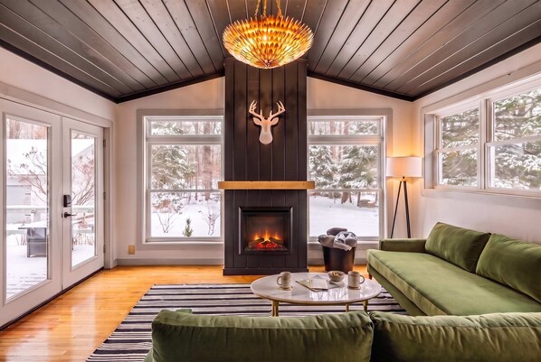 TV, fireplace, offices - Artist Bluff — Signature King Suite with Living Room & Fireplace (Lincoln)