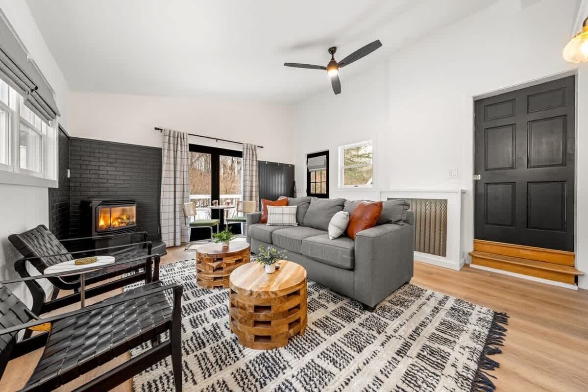 Télévision, cheminée, espaces bureaux