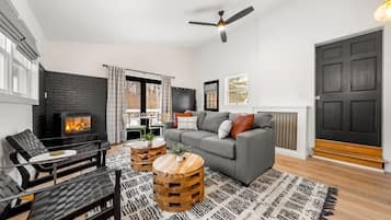 Een televisie, een open haard en een kantoor