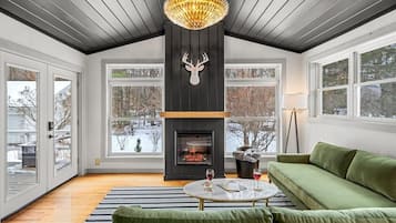 Télévision, cheminée, espaces bureaux