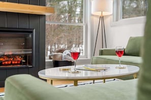 Interior - Artist Bluff — Signature King Suite with Living Room & Fireplace (Lincoln)