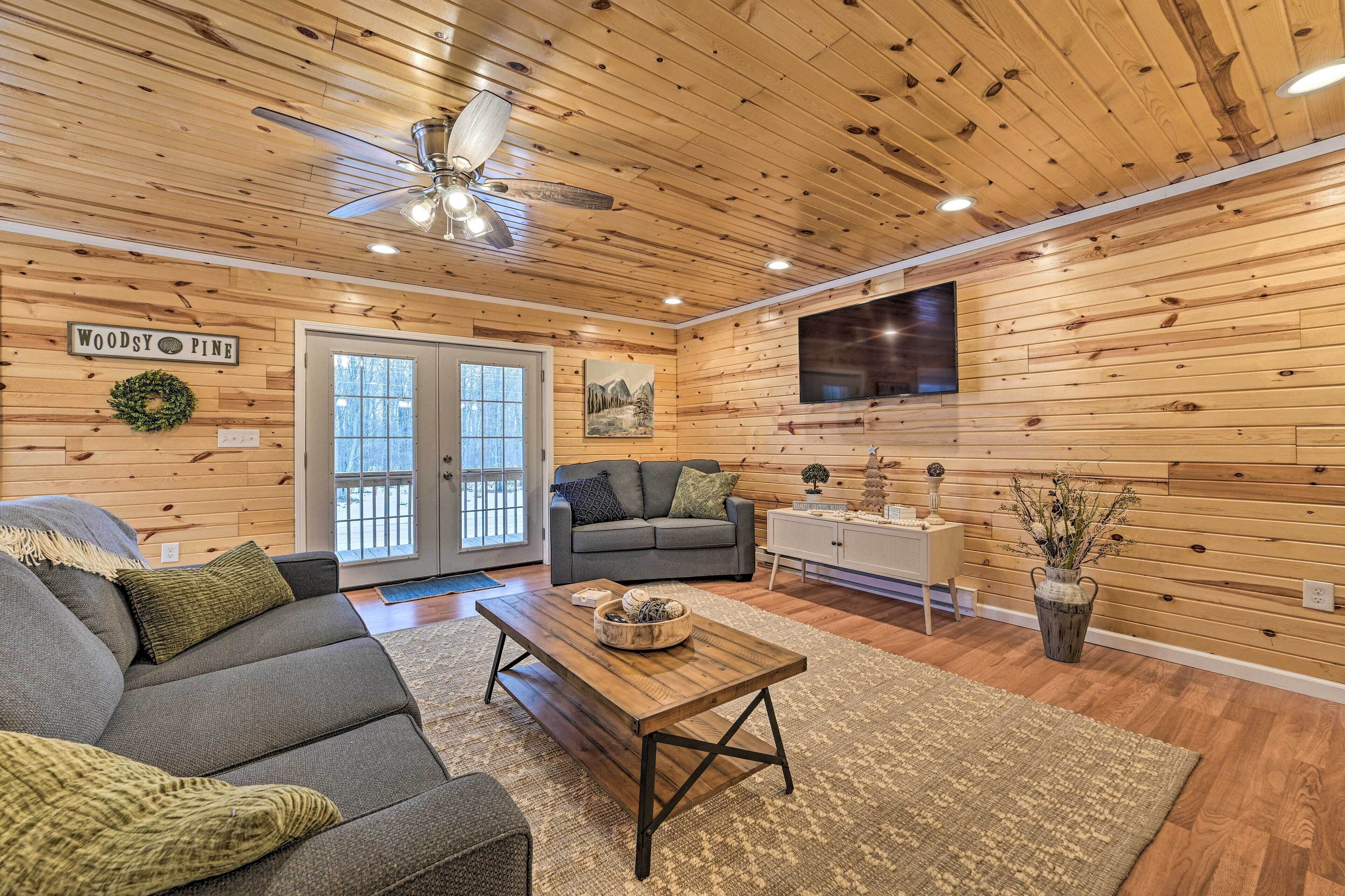 Cozy Elmira Cabin w/ Deck, 23 Mi to Slopes!