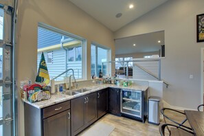 Fridge, microwave, stovetop, dishwasher - Green Bay Getaway Near Lambeau Field & Resch! (Green Bay)