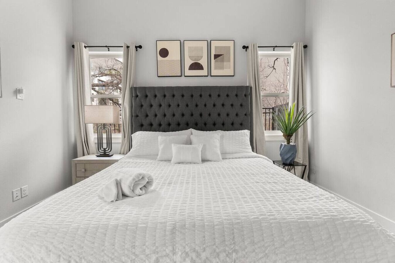 4 chambres, bureau, fer et planche à repasser, lit parapluie