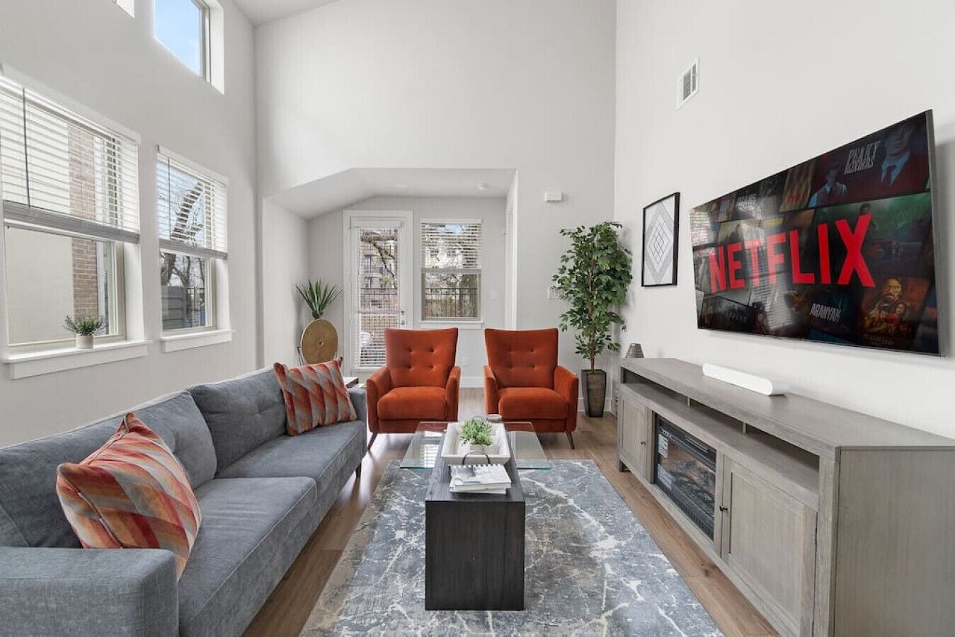 Smart-tv, boeken en een stereo