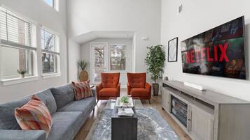 Smart-tv, boeken en een stereo