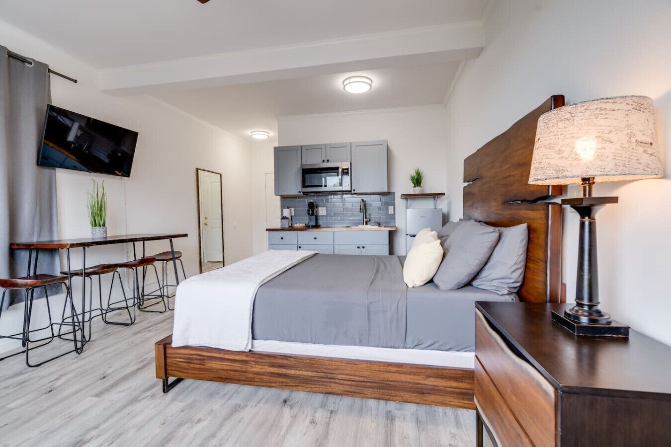 1 habitación, escritorio, tabla de planchar con plancha y cuna de viaje 