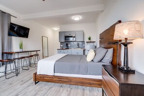 1 habitación, escritorio, tabla de planchar con plancha y cuna de viaje 