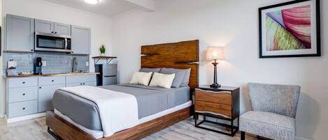 1 chambre, bureau, fer et planche à repasser, lit parapluie